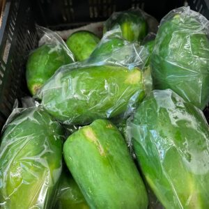 Frische grüne Papaya