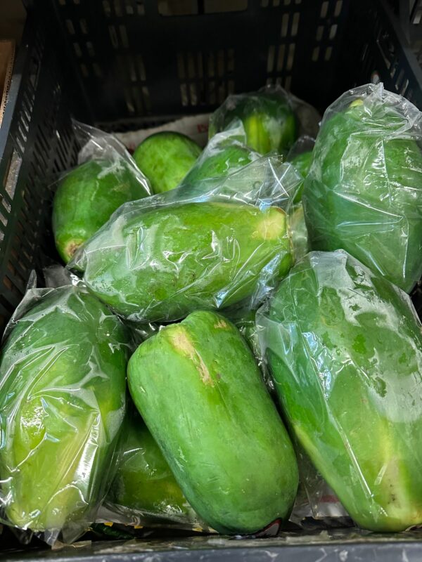 Frische grüne Papaya